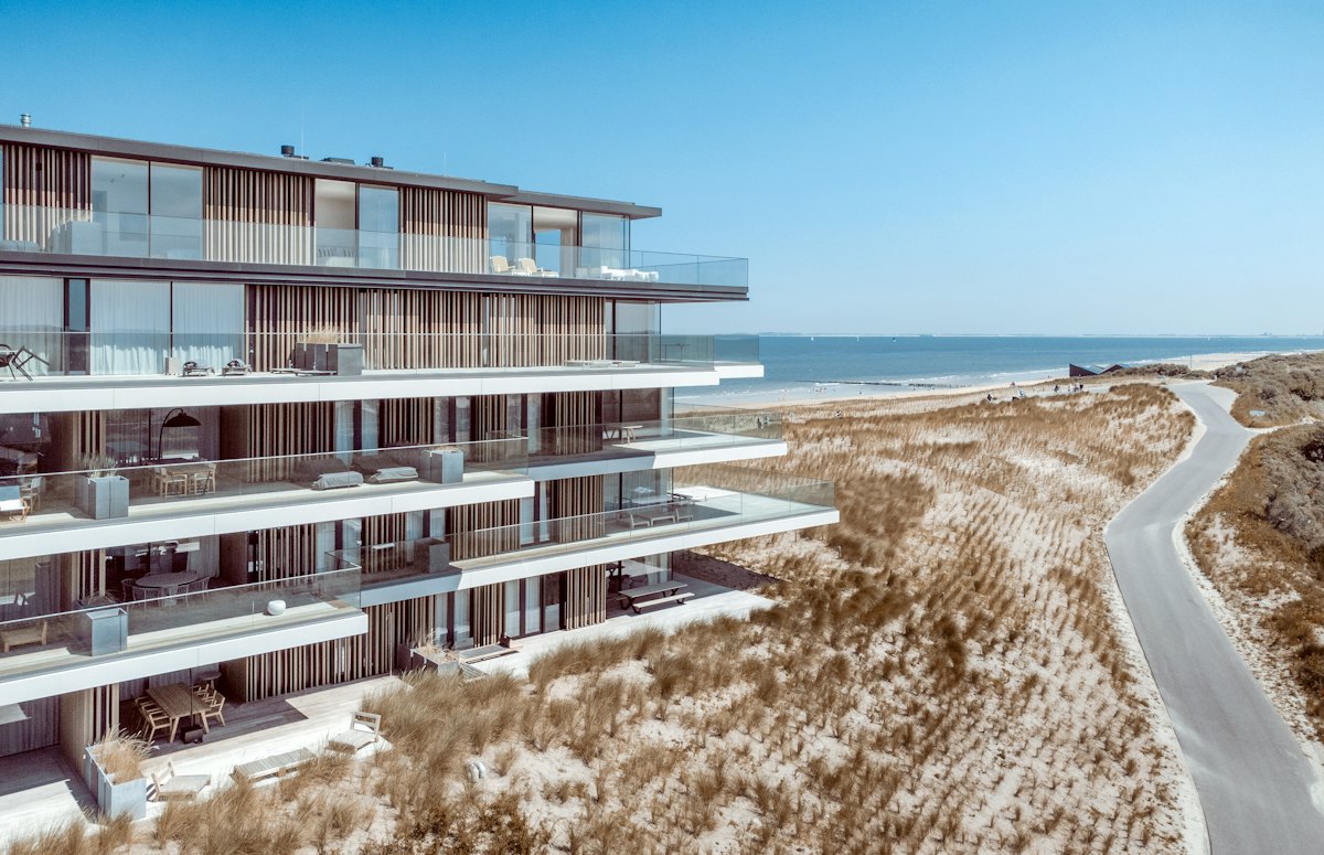 Edificio residencial contemporáneo junto a la playa