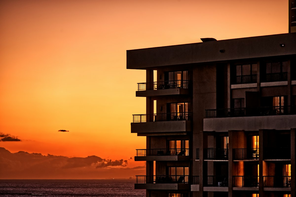 Edificio hotelero frente al mar al atardecer