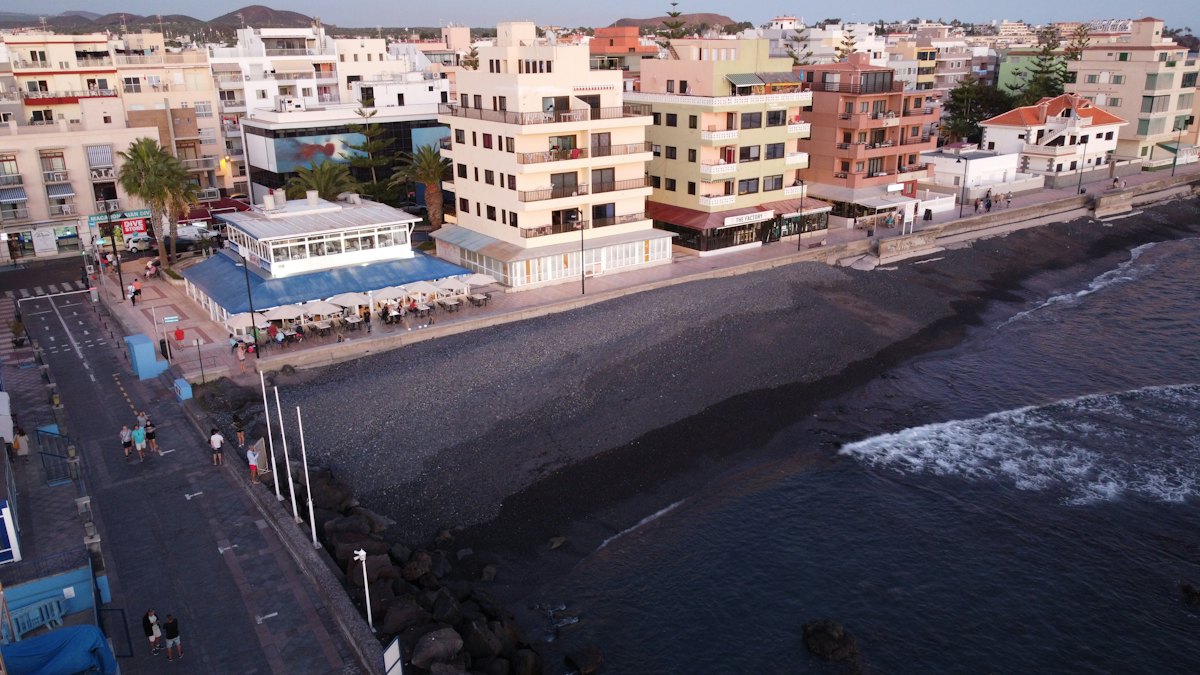 Paseo marítimo con locales comerciales