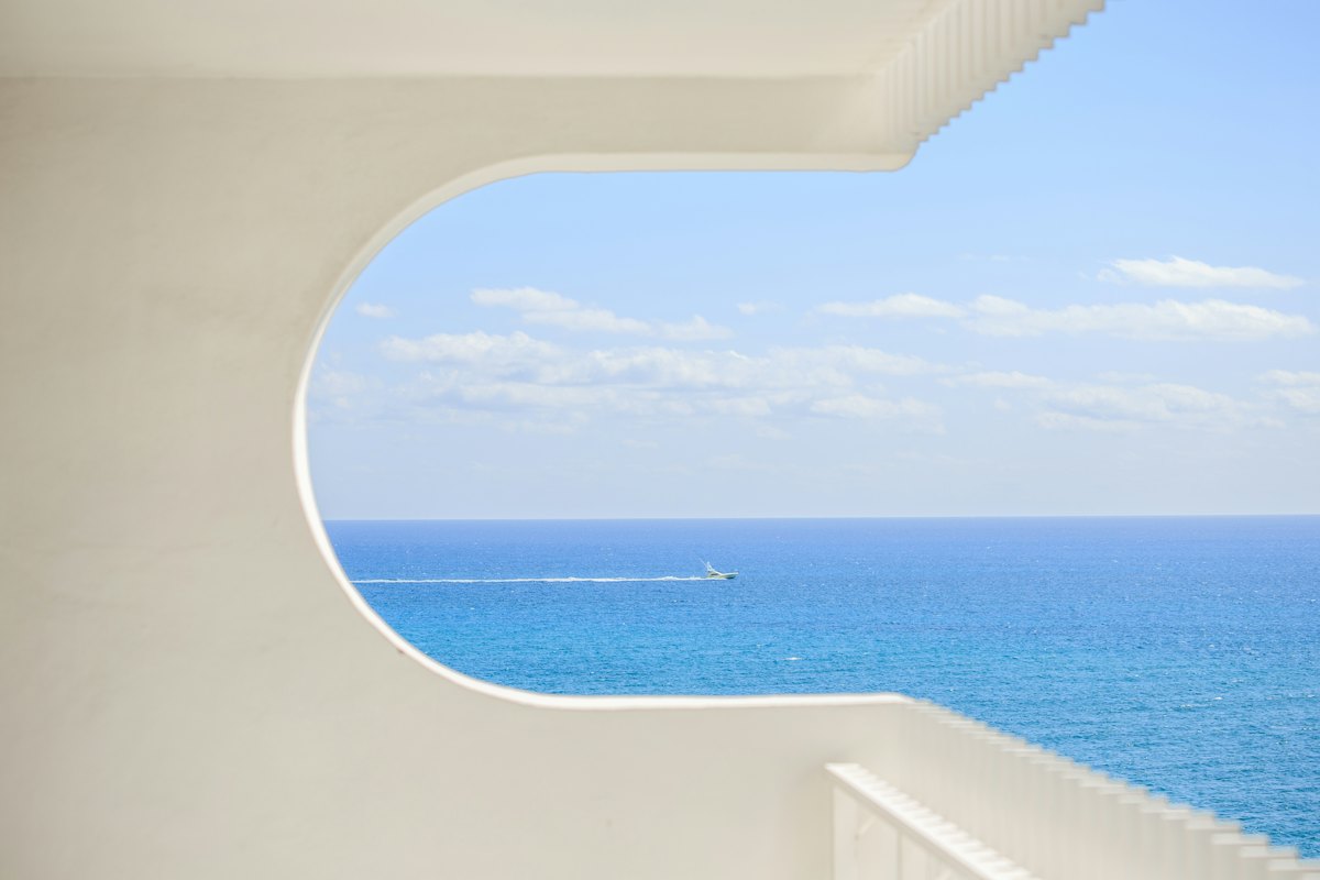 Arquitectura blanca con vistas al océano