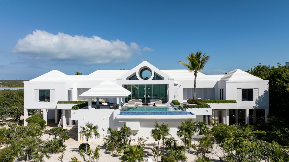 Villa blanca de lujo con piscina