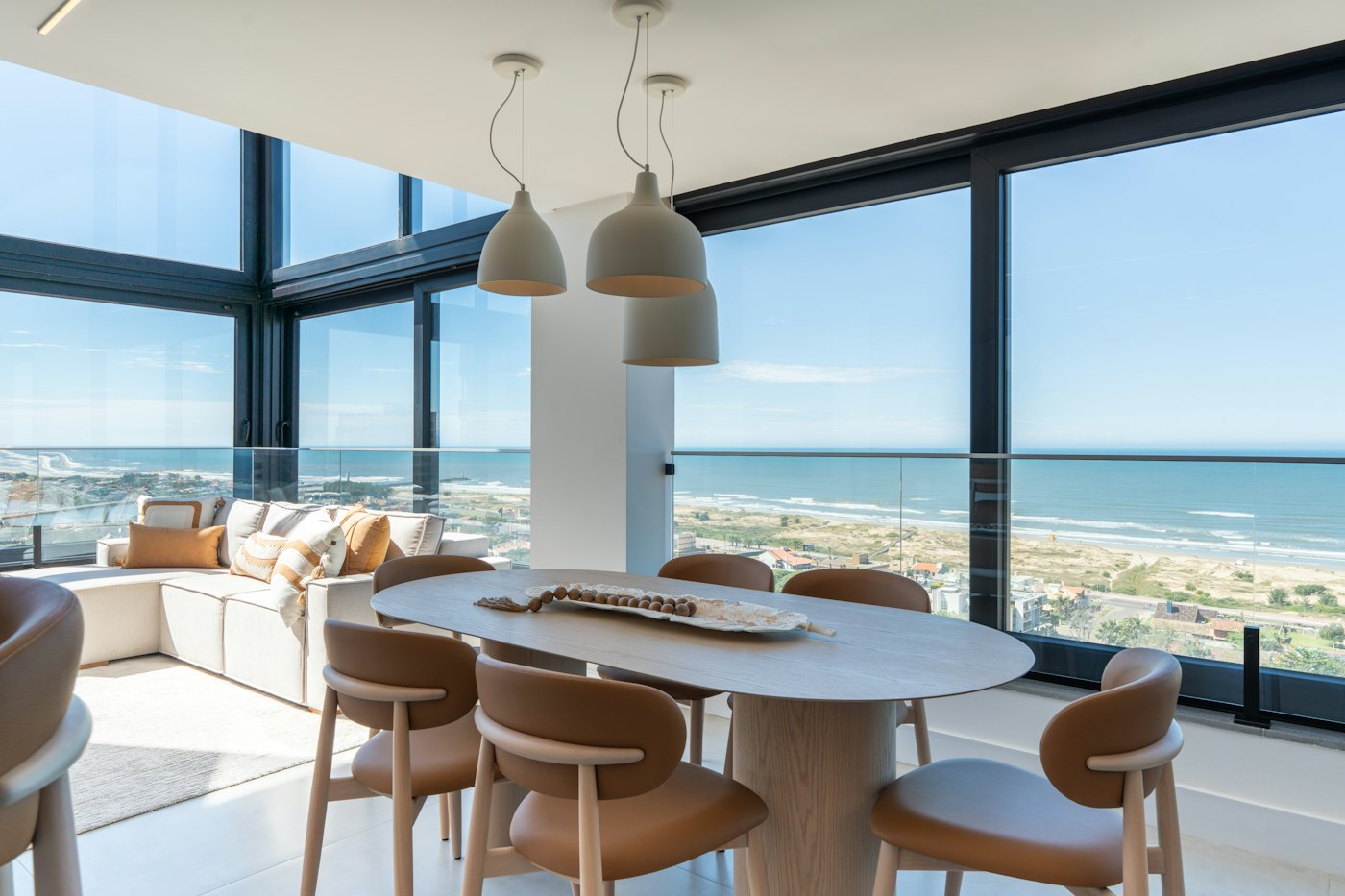 Salón luminoso con vistas al mar