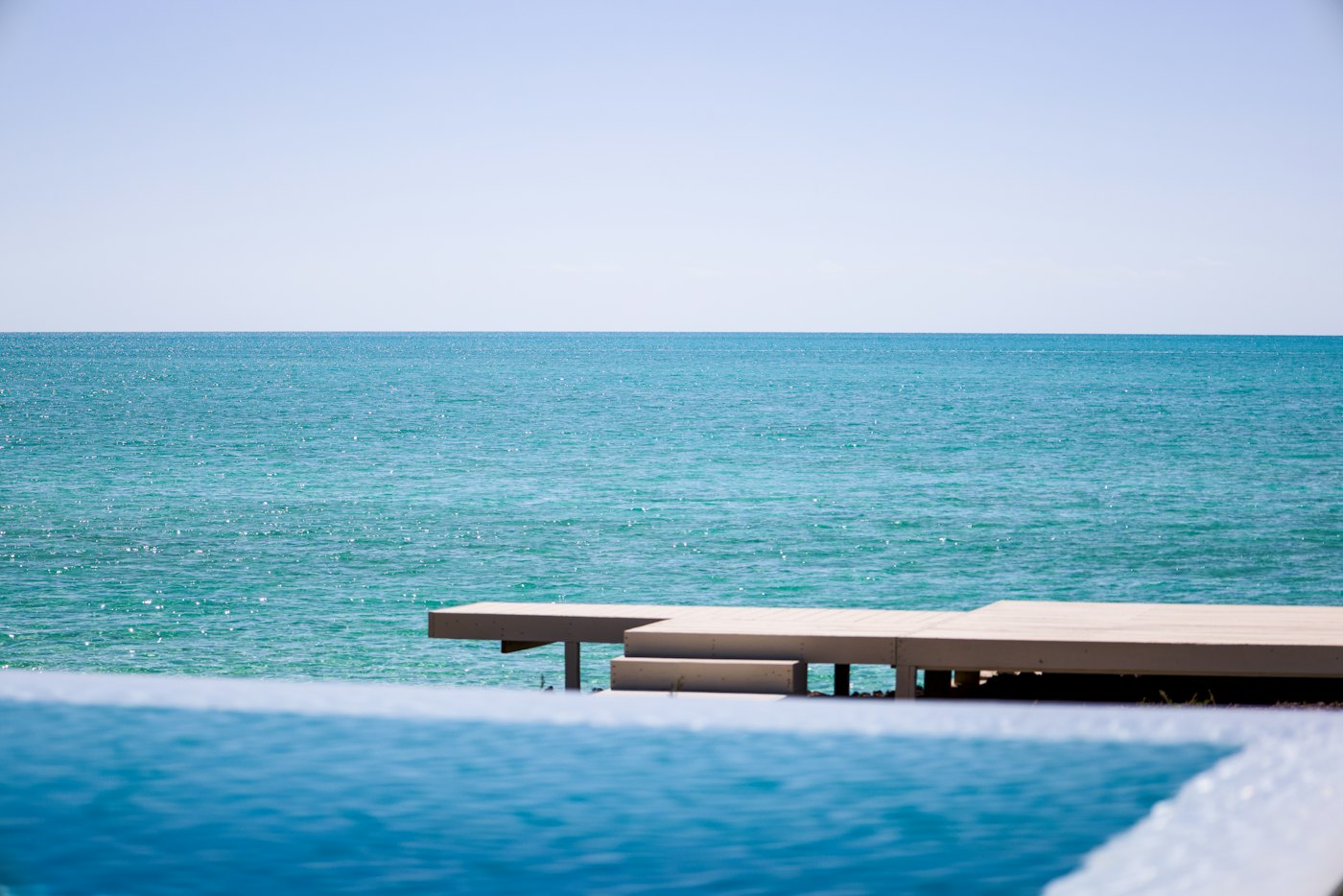 Piscina infinita fundida con el océano