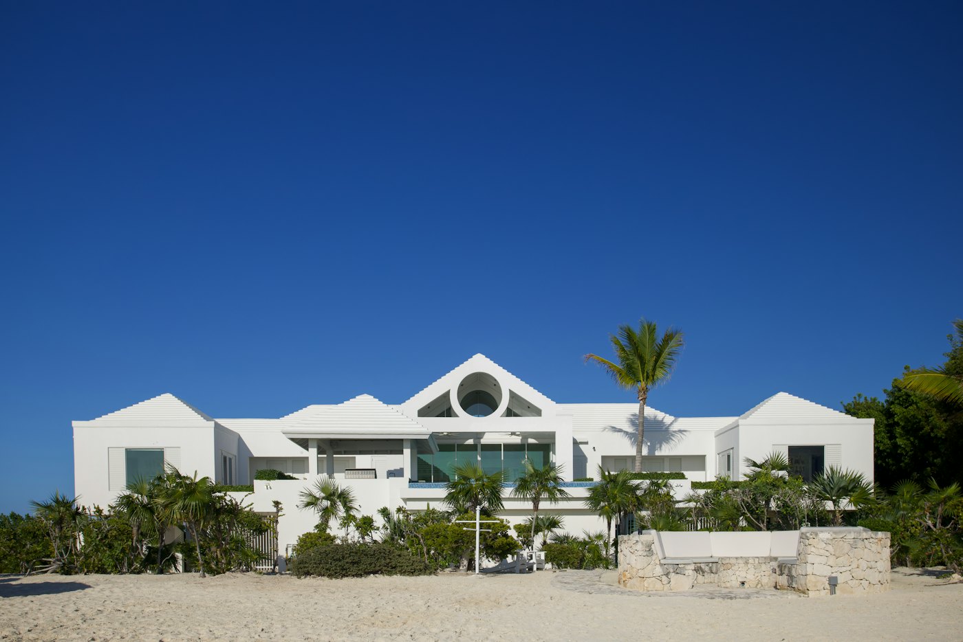 Villa blanca contemporánea frente a la playa